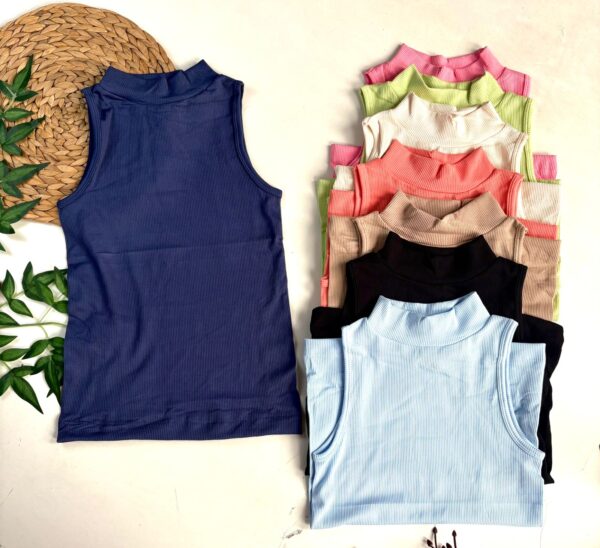 Blusa cuello alto sin manga - Image 3